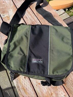 NOMAR Messenger Bag in Olive Green and Black - Crossbody Organizer